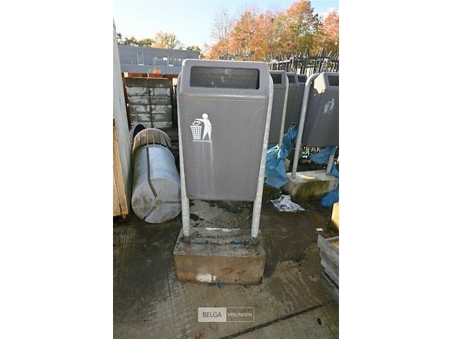 Partij metalen vuilnisbakken met betonnen voet - afbeelding 2 van  7