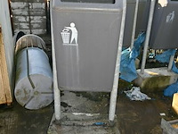 Partij metalen vuilnisbakken met betonnen voet - afbeelding 2 van  7