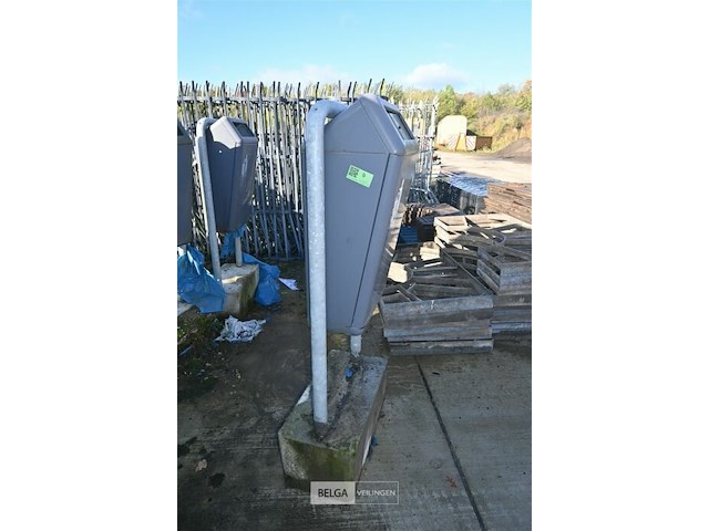 Partij metalen vuilnisbakken met betonnen voet - afbeelding 3 van  7