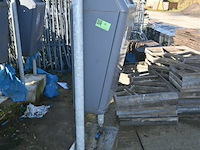 Partij metalen vuilnisbakken met betonnen voet - afbeelding 3 van  7