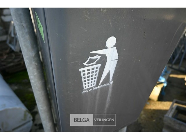 Partij metalen vuilnisbakken met betonnen voet - afbeelding 4 van  7