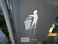 Partij metalen vuilnisbakken met betonnen voet - afbeelding 4 van  7