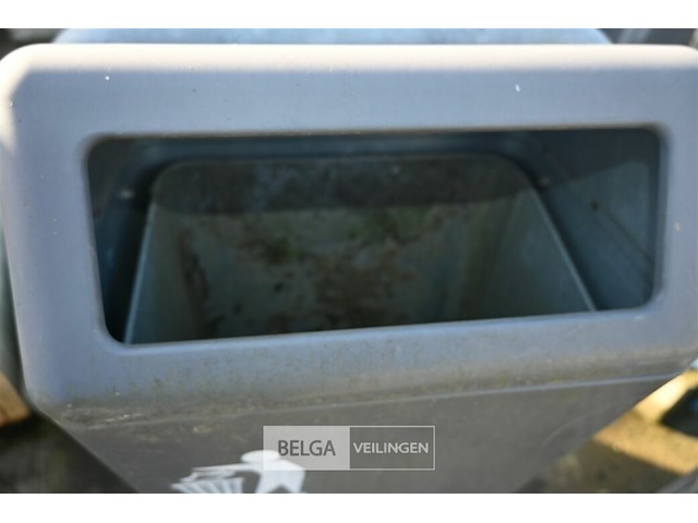 Partij metalen vuilnisbakken met betonnen voet - afbeelding 5 van  7