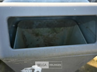 Partij metalen vuilnisbakken met betonnen voet - afbeelding 5 van  7