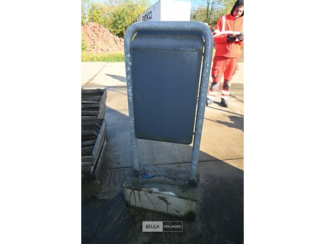 Partij metalen vuilnisbakken met betonnen voet - afbeelding 6 van  7