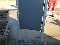 Partij metalen vuilnisbakken met betonnen voet - afbeelding 6 van  7