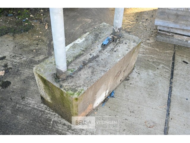 Partij metalen vuilnisbakken met betonnen voet - afbeelding 7 van  7