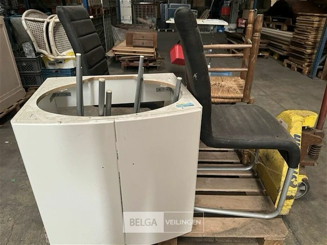 Partij meubels en stoelen - afbeelding 1 van  4