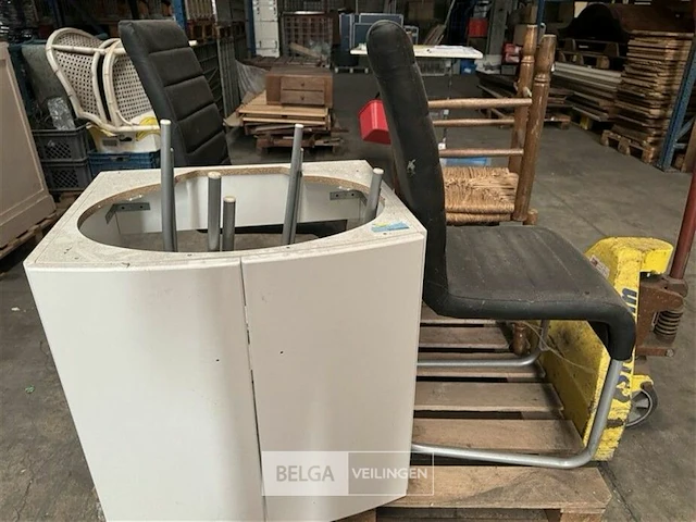 Partij meubels en stoelen - afbeelding 2 van  4
