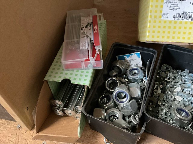 Partij moeren schroeven - afbeelding 8 van  9