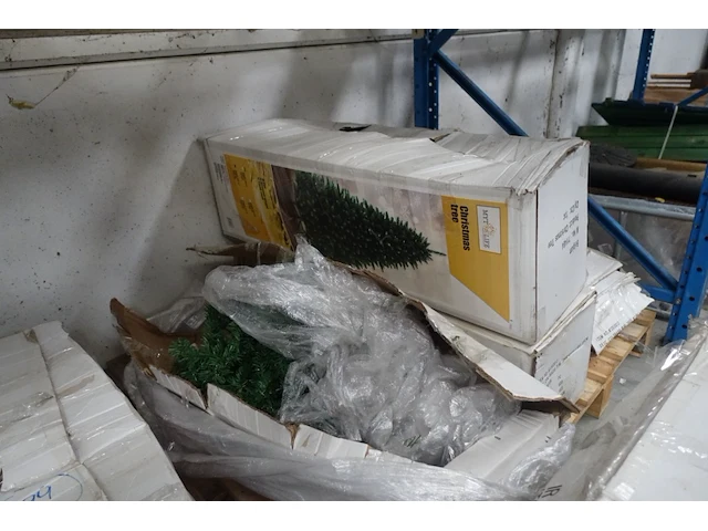 Partij namaakkerstbomen met licht - afbeelding 2 van  5