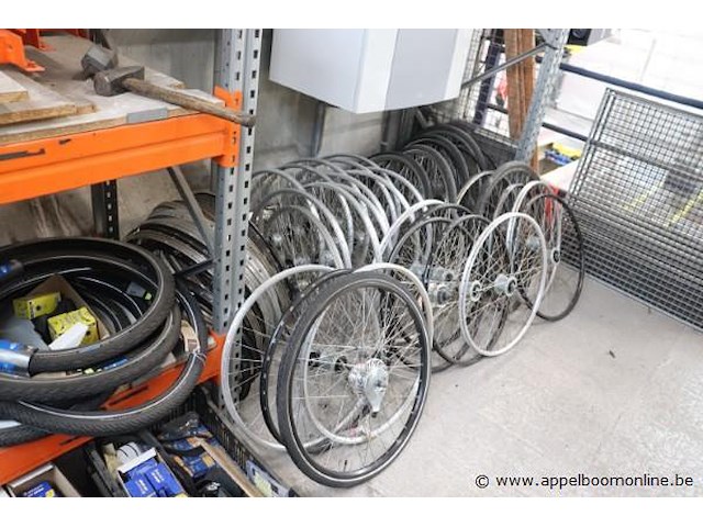 Partij nieuwe fietsonderdelen wo helmen, sloten, velgen enz - afbeelding 13 van  18