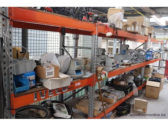 Partij nieuwe fietsonderdelen wo helmen, sloten, velgen enz - afbeelding 1 van  18