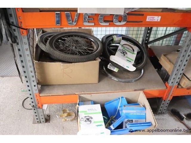 Partij nieuwe fietsonderdelen wo helmen, sloten, velgen enz - afbeelding 2 van  18