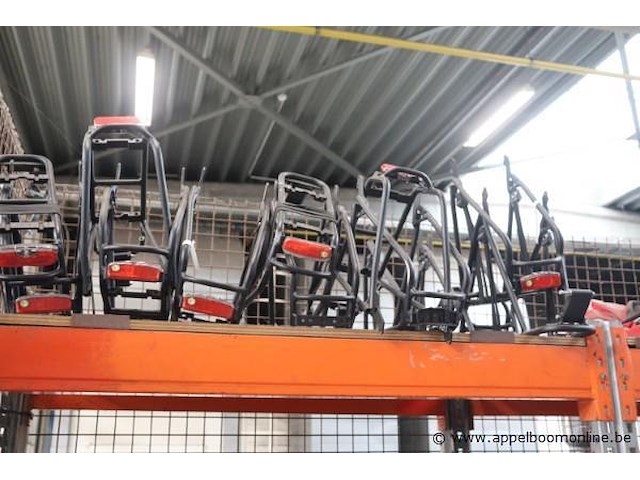 Partij nieuwe fietsonderdelen wo helmen, sloten, velgen enz - afbeelding 3 van  18