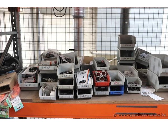 Partij nieuwe fietsonderdelen wo helmen, sloten, velgen enz - afbeelding 4 van  18