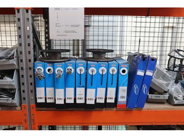 Partij nieuwe fietsonderdelen wo helmen, sloten, velgen enz - afbeelding 6 van  18