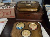 Partij oude foto's en prenten, 2 medailles, houten kistje, 3 blikken dozen, 25 papieren met zegels - afbeelding 2 van  20