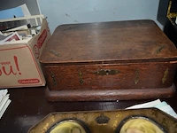 Partij oude foto's en prenten, 2 medailles, houten kistje, 3 blikken dozen, 25 papieren met zegels - afbeelding 3 van  20