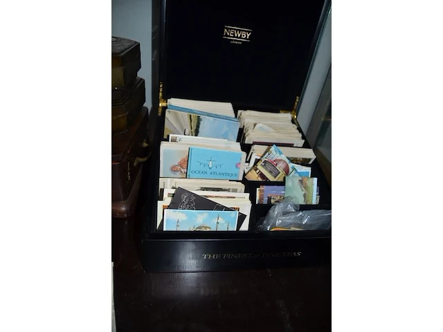 Partij oude foto's en prenten, 2 medailles, houten kistje, 3 blikken dozen, 25 papieren met zegels - afbeelding 5 van  20