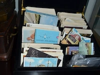 Partij oude foto's en prenten, 2 medailles, houten kistje, 3 blikken dozen, 25 papieren met zegels - afbeelding 5 van  20