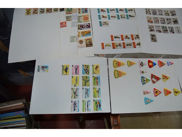 Partij oude foto's en prenten, 2 medailles, houten kistje, 3 blikken dozen, 25 papieren met zegels - afbeelding 7 van  20