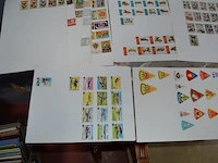 Partij oude foto's en prenten, 2 medailles, houten kistje, 3 blikken dozen, 25 papieren met zegels - afbeelding 7 van  20
