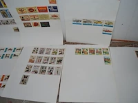 Partij oude foto's en prenten, 2 medailles, houten kistje, 3 blikken dozen, 25 papieren met zegels - afbeelding 10 van  20