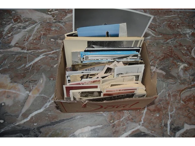 Partij oude foto's en prenten, 2 medailles, houten kistje, 3 blikken dozen, 25 papieren met zegels - afbeelding 11 van  20