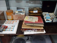 Partij oude foto's en prenten, 2 medailles, houten kistje, 3 blikken dozen, 25 papieren met zegels - afbeelding 1 van  20