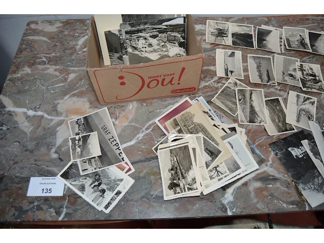 Partij oude foto's en prenten, 2 medailles, houten kistje, 3 blikken dozen, 25 papieren met zegels - afbeelding 13 van  20