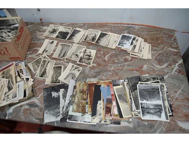 Partij oude foto's en prenten, 2 medailles, houten kistje, 3 blikken dozen, 25 papieren met zegels - afbeelding 12 van  20