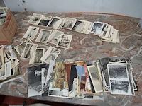 Partij oude foto's en prenten, 2 medailles, houten kistje, 3 blikken dozen, 25 papieren met zegels - afbeelding 12 van  20