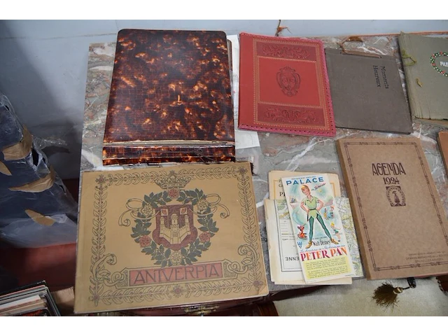 Partij oude foto's en prenten, 2 medailles, houten kistje, 3 blikken dozen, 25 papieren met zegels - afbeelding 14 van  20