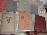 Partij oude foto's en prenten, 2 medailles, houten kistje, 3 blikken dozen, 25 papieren met zegels - afbeelding 15 van  20