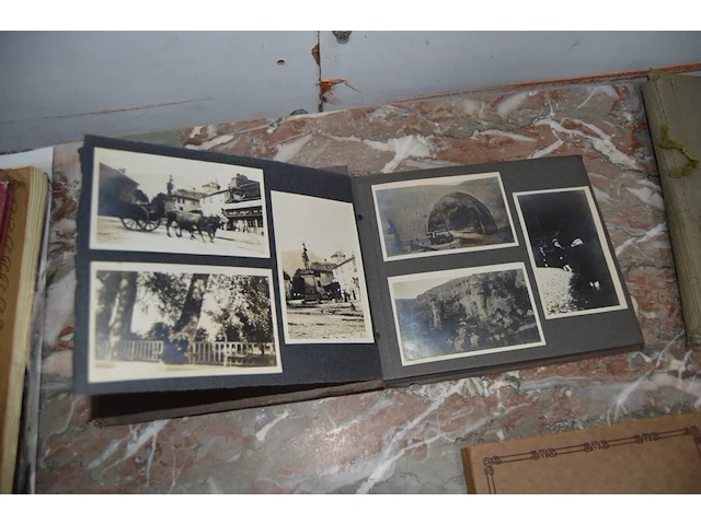 Partij oude foto's en prenten, 2 medailles, houten kistje, 3 blikken dozen, 25 papieren met zegels - afbeelding 18 van  20