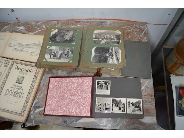 Partij oude foto's en prenten, 2 medailles, houten kistje, 3 blikken dozen, 25 papieren met zegels - afbeelding 20 van  20