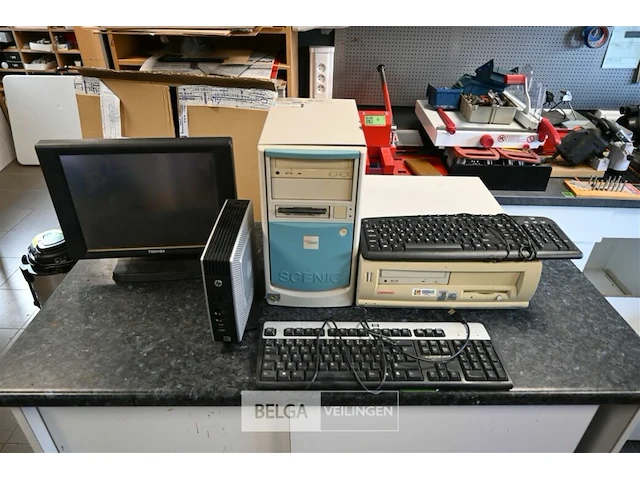 Partij oude pc'c en klavieren - afbeelding 1 van  4