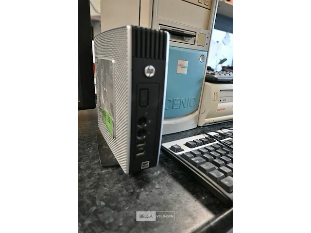 Partij oude pc'c en klavieren - afbeelding 2 van  4