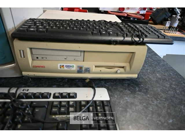 Partij oude pc'c en klavieren - afbeelding 3 van  4