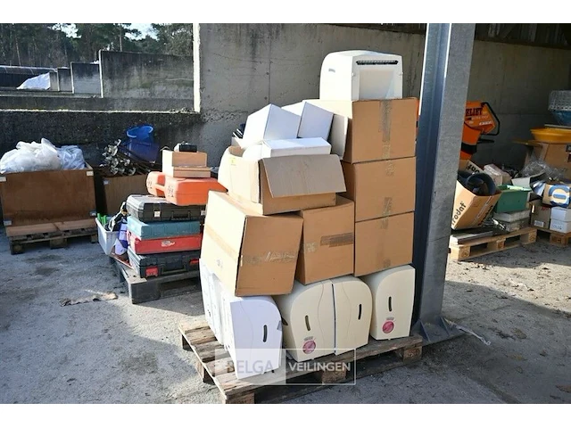 Partij papier- en zeepdispensers - afbeelding 1 van  2