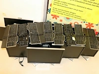 Partij pc schermen en toetsenborden - afbeelding 3 van  3