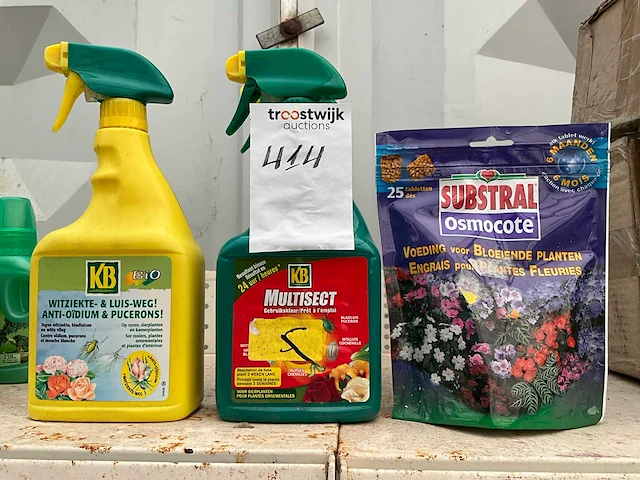 Partij planten voeding en onkruid verdelging middellen - afbeelding 1 van  1