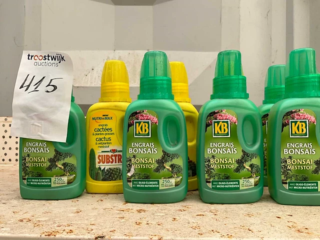 Partij planten voeding en onkruid verdelging middellen - afbeelding 1 van  1