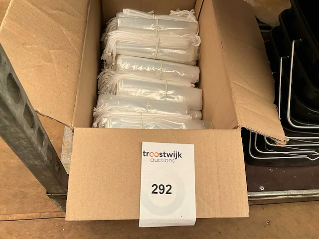 Partij plastic zakjes. - afbeelding 1 van  2