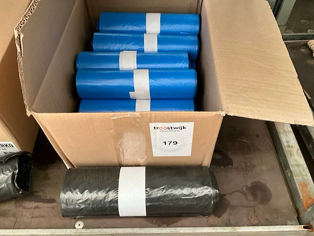 Partij plastic zakken. - afbeelding 1 van  1