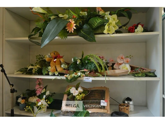 Partij plastieken bloemen - afbeelding 1 van  6