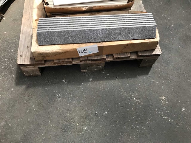 Partij plinten 1 palet - afbeelding 2 van  5