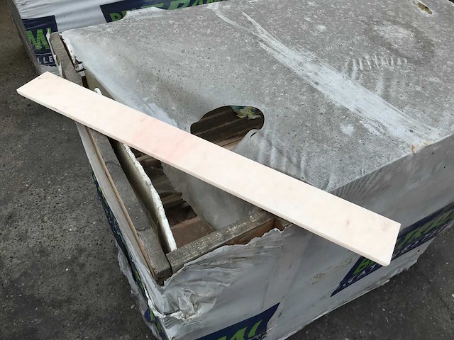 Partij plinten 166 lm - afbeelding 1 van  3