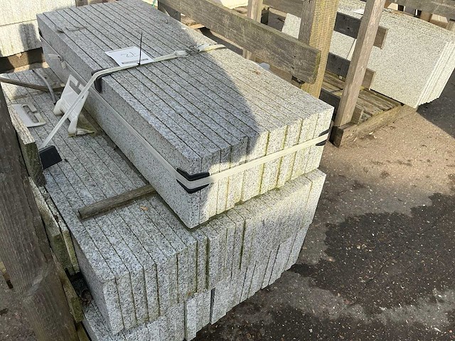 Partij plinten graniet ca 64 stuks - afbeelding 1 van  4